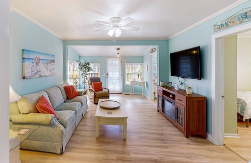 St. James Cabaña | Renovated historic charmer close to the water with W/D & central AC
