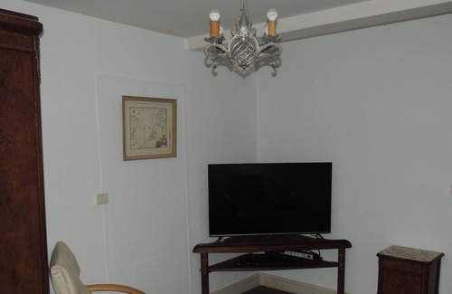 Commarin Apartamento | renovated historic house with inner lake and castle nearby