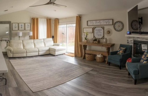 South Natomas Casa | Renovated home cozy room close to many attractions, Golden One Stadium