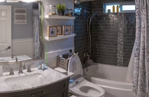 South Natomas Casa | Renovated home cozy room close to many attractions, Golden One Stadium