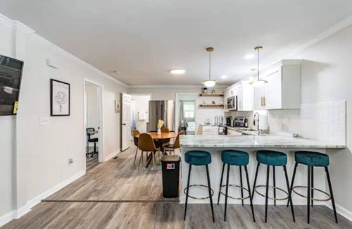 East Durham Casa | renovated house close to Dtown Durham w king bed