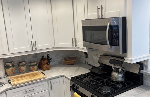 Queens Condominio | Renovated-Jacuzzi Tub Home NYC/LGA/JFK Washer/Dryer