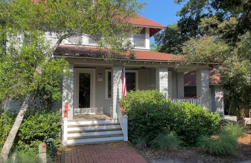 Keepers Landing Casa | Renovated Keeper's Landing Cottage with 2 carts, bikes and beach gear awaits.