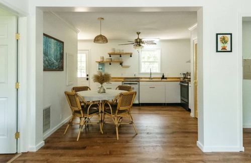 Oakley Casa | Renovated King Suite + 4 Queens.