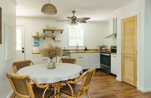 Oakley Casa | Renovated King Suite + 4 Queens.
