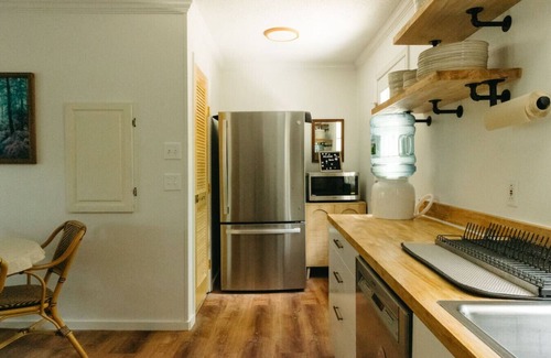 Oakley Casa | Renovated King Suite + 4 Queens.