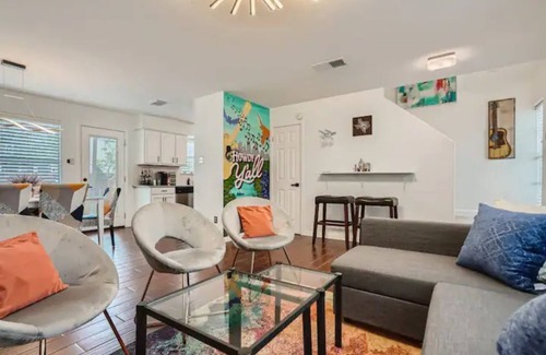 Austin Casa | Renovated LaCasa deArte- Minutes From Downtown and Austin Hotspots!