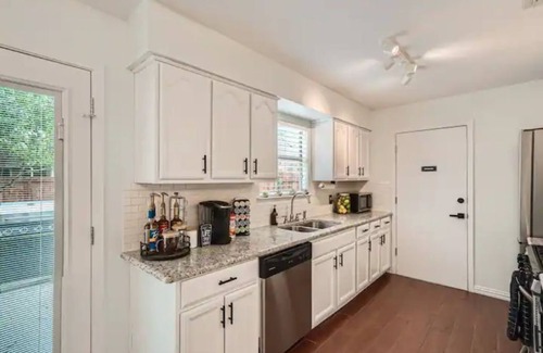 Austin Casa | Renovated LaCasa deArte- Minutes From Downtown and Austin Hotspots!
