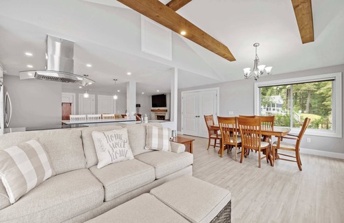 Holland Casa | Renovated Lakefront Retreat Near Sturbridge