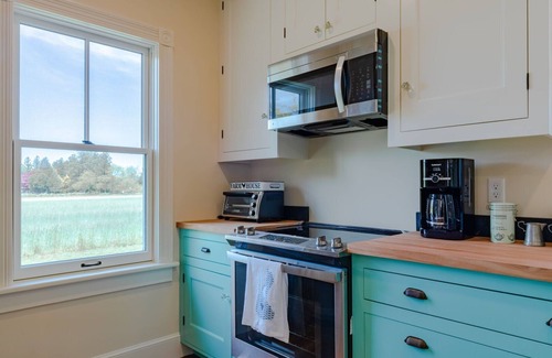 Matunuck Casa | Renovated Matunuck Farmhouse with private access to Potters Pond, double kayak included