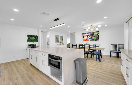 Spring Valley Casa | Renovated Modern Home with Pool. Minutes from the Las Vegas Strip