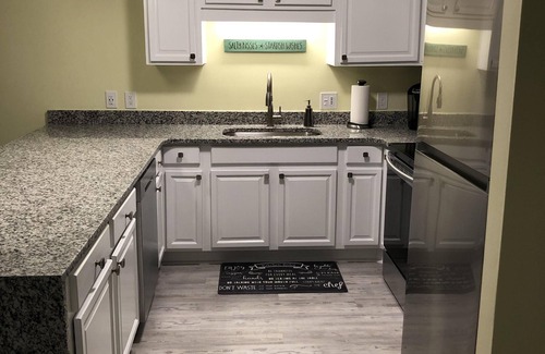 Surfside Beach Condominio | Condominio moderno y espacioso recientemente renovado con vista al mar