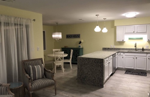 Surfside Beach Condominio | Condominio moderno y espacioso recientemente renovado con vista al mar