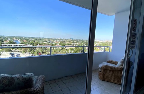 Barrier Island Apartamento | Renovated Oceanfront Condo at Ocean Manor:Private Beach,Tiki Bar,Fort Lauderdale