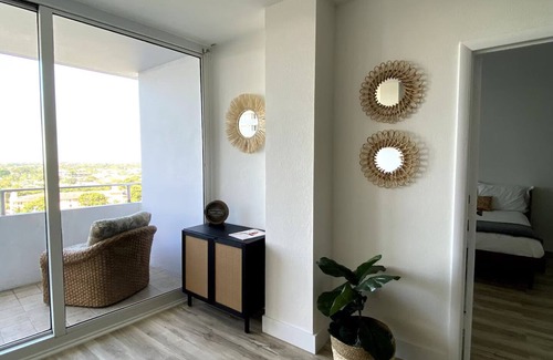 Barrier Island Apartamento | Renovated Oceanfront Condo at Ocean Manor:Private Beach,Tiki Bar,Fort Lauderdale