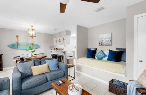 Panama City Beach Apartamento | Renovated Ocean Escape Condo-11 pools-community beachhouse bar