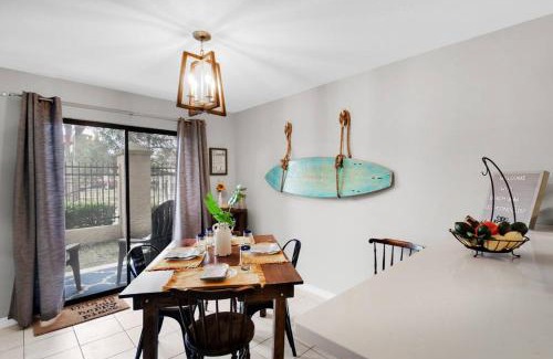 Panama City Beach Apartamento | Renovated Ocean Escape Condo-11 pools-community beachhouse bar