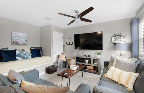 Panama City Beach Apartamento | Renovated Ocean Escape Condo-11 pools-community beachhouse bar