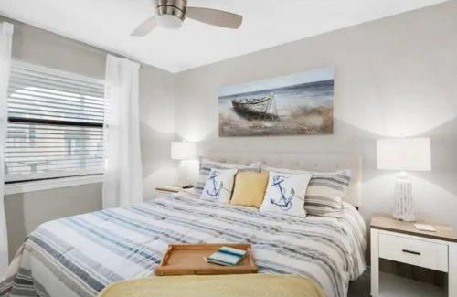 Panama City Beach Apartamento | Renovated Ocean Escape Condo-11 pools-community beachhouse bar