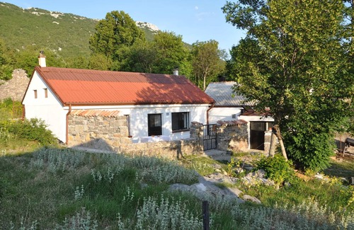 Prizna Cabaña | Casa de montaña, restaurado vieja stonemaid chorro a sólo 20 minutos de la playa