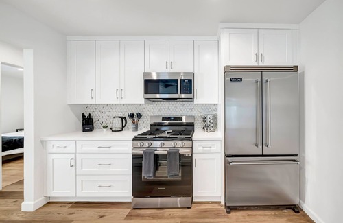 West Hills Casa | Renovated Pet-Friendly House W/ Beautiful Backyard & Jacuzzi, Near W.H. Hospital