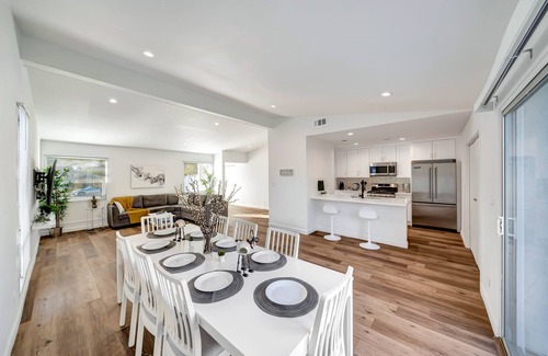West Hills Casa | Renovated Pet-Friendly House W/ Beautiful Backyard & Jacuzzi, Near W.H. Hospital