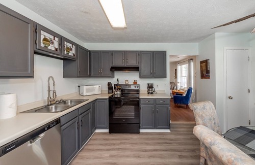 Ashley Oaks Casa | New Listing! Pet Friendly-Charming Knox Home-Family Friendly-UT-Fully Fenced Yard