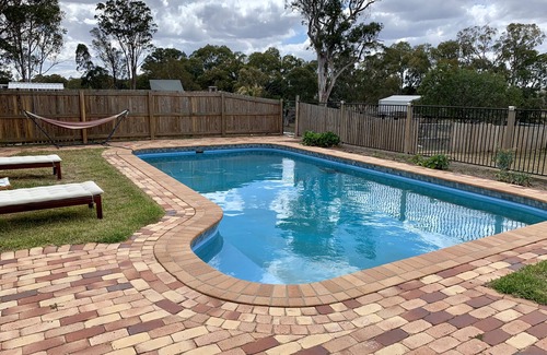 Warwick Casa | Queenslander renovado con piscina, cerca de la ciudad.