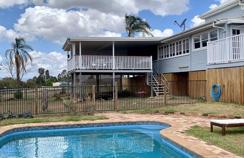 Warwick Casa | Queenslander renovado con piscina, cerca de la ciudad.