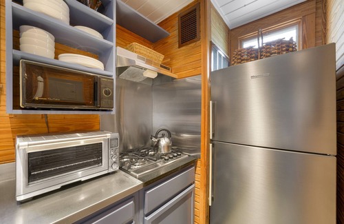 Seaside Casa | Renovated Seaside Cottage, Pet Friendly, Luxury Touches+ 2 Adult Bikes!