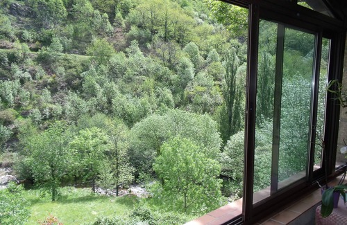 Juvinas Casa | Casa de piedra renovada, terraza grande renovada con vista al río privado
