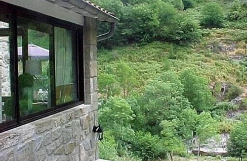 Juvinas Casa | Casa de piedra renovada, terraza grande renovada con vista al río privado