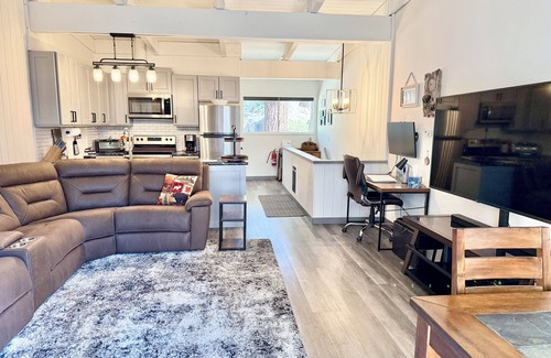 Mammoth Lakes Casa | Renovated & spacious 2 bed/2 bath Condo with Mountain Views - near Eagle Lodge