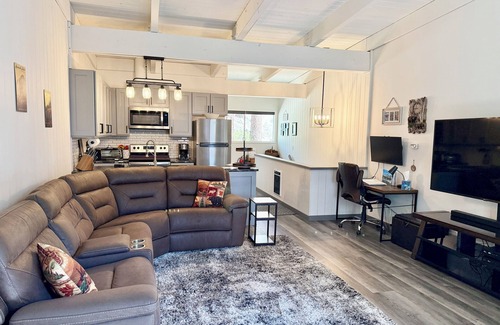 Mammoth Lakes Casa | Renovated & spacious 2 bed/2 bath Condo with Mountain Views - near Eagle Lodge