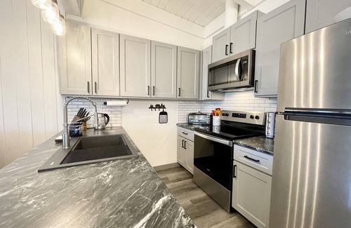 Mammoth Lakes Casa | Renovated & spacious 2 bed/2 bath Condo with Mountain Views - near Eagle Lodge