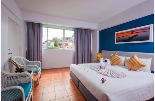 Karon Hotel | :) habitación estándar renovada # 17, a 3 minutos a pie de la playa de Karon