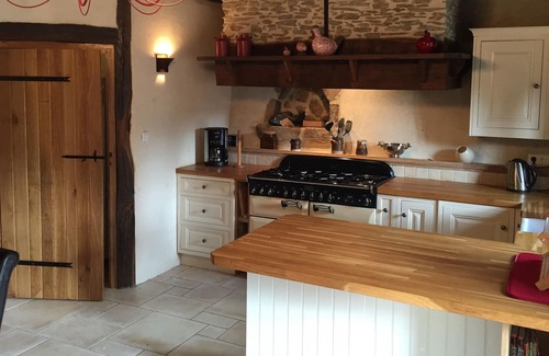 Massignac Casa | Casa de piedra y madera renovada en una ubicación tranquila cerca de todos los servicios