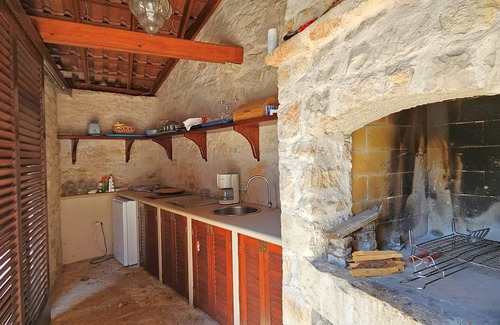 Milna (Brac) Villa | Villa de piedra renovada, encantadora terraza para cenar, cocina de verano al aire libre y parrilla