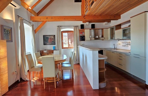 Milna (Brac) Villa | Villa de piedra renovada, encantadora terraza para cenar, cocina de verano al aire libre y parrilla