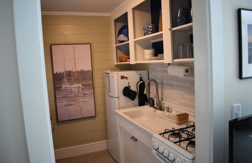 West Dennis Condominio | Renovated studio condo unit, 10-12 minute walk to the beach