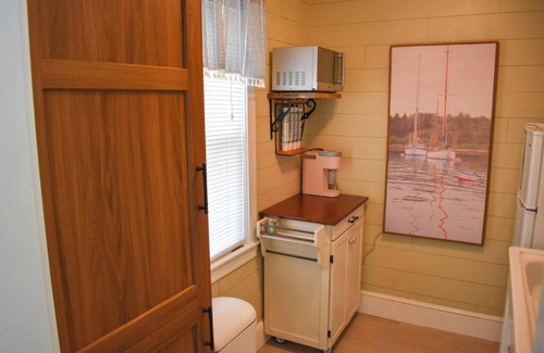 West Dennis Condominio | Renovated studio condo unit, 10-12 minute walk to the beach
