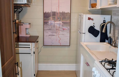 West Dennis Condominio | Renovated studio condo unit, 10-12 minute walk to the beach