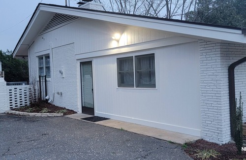 Goldsboro Apartamento | Renovated Suite with 1 queen bed and a Twin. Kitchen & bath for your privacy.