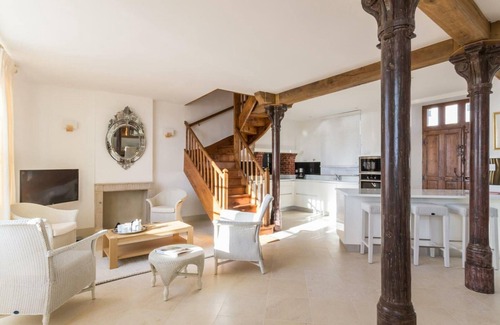 Barfleur Cabaña | Casa de Ciudad Renovada con Terraza, Internet y Vista al Mar
