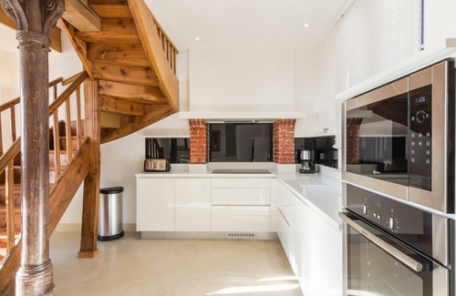 Barfleur Cabaña | Casa de Ciudad Renovada con Terraza, Internet y Vista al Mar
