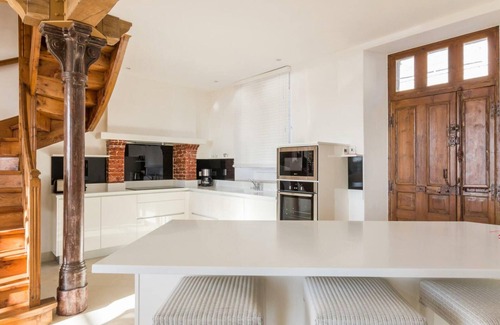 Barfleur Cabaña | Casa de Ciudad Renovada con Terraza, Internet y Vista al Mar