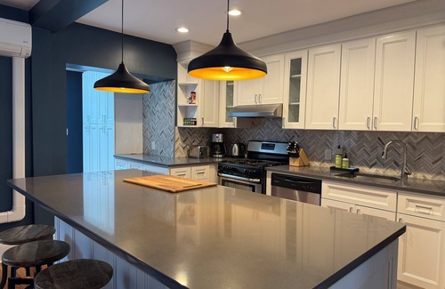 West New York Casa | Renovated Townhouse w/Private POOL - 15 mins from Manhattan.