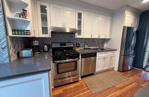 West New York Casa | Renovated Townhouse w/Private POOL - 15 mins from Manhattan.