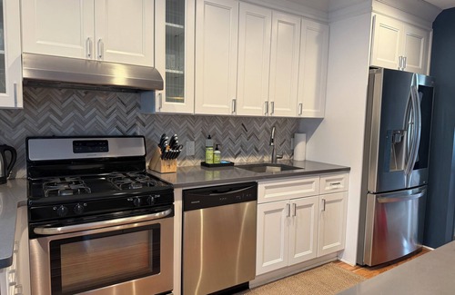West New York Casa | Renovated Townhouse w/Private POOL - 15 mins from Manhattan.