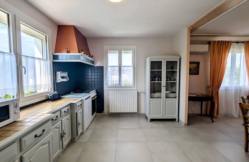 Argy Cabaña | Casa renovada en Argy: jardín privado, garaje y sala de juegos